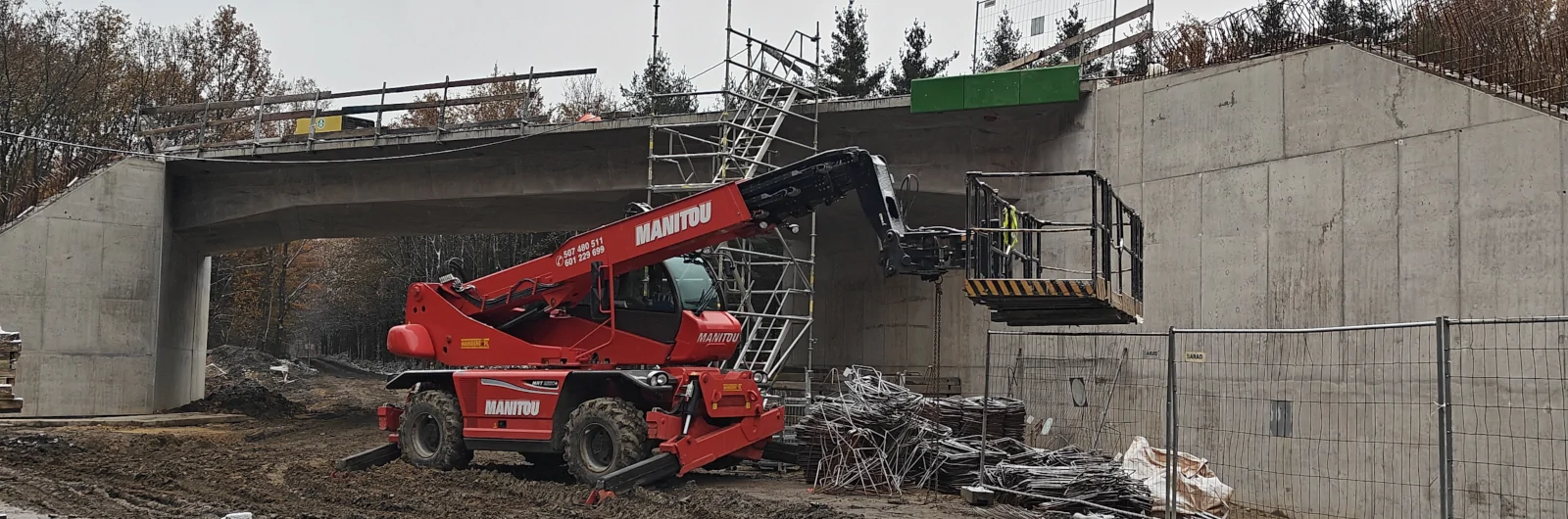 wynajem ładowarek teleskopowych na budowy mostów