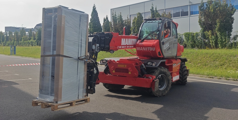 Transport maszyn przy pomocy ładowarki teleskopowej