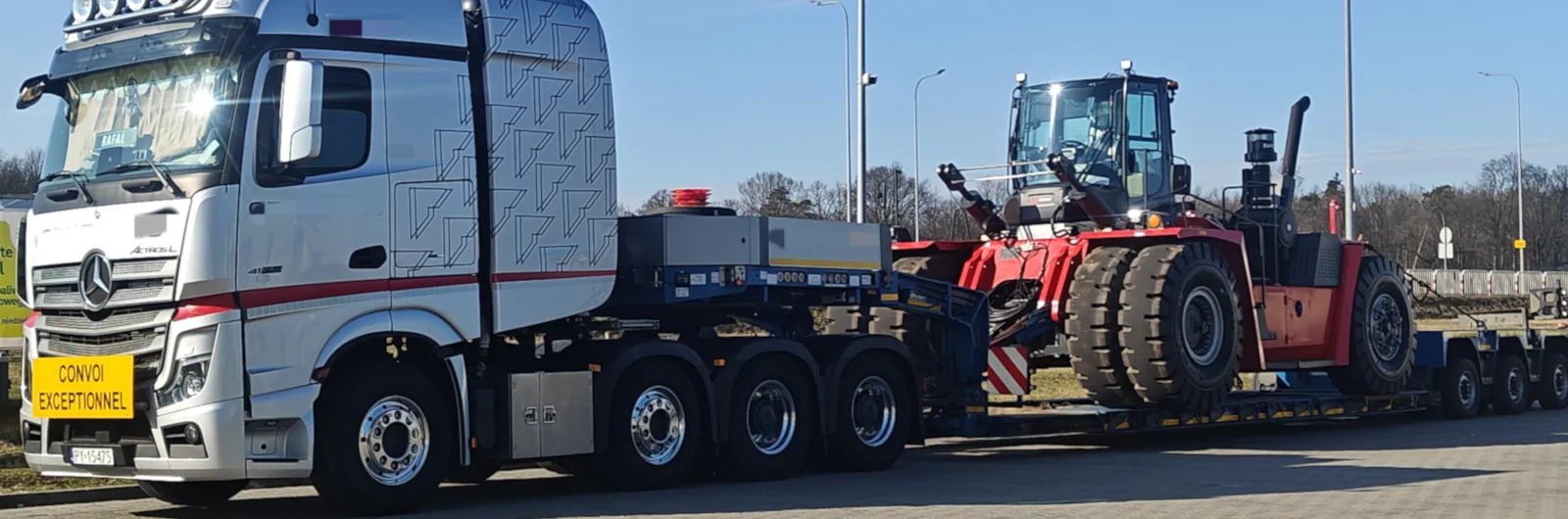 transport maszyn na lawecie niskopodwoziowej