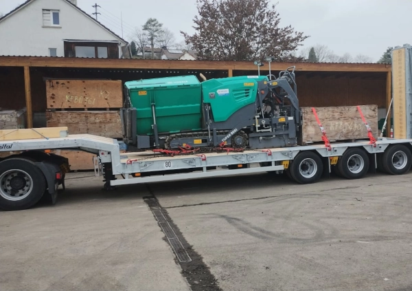 Transport maszyn na naczepie niskopodwoziowej